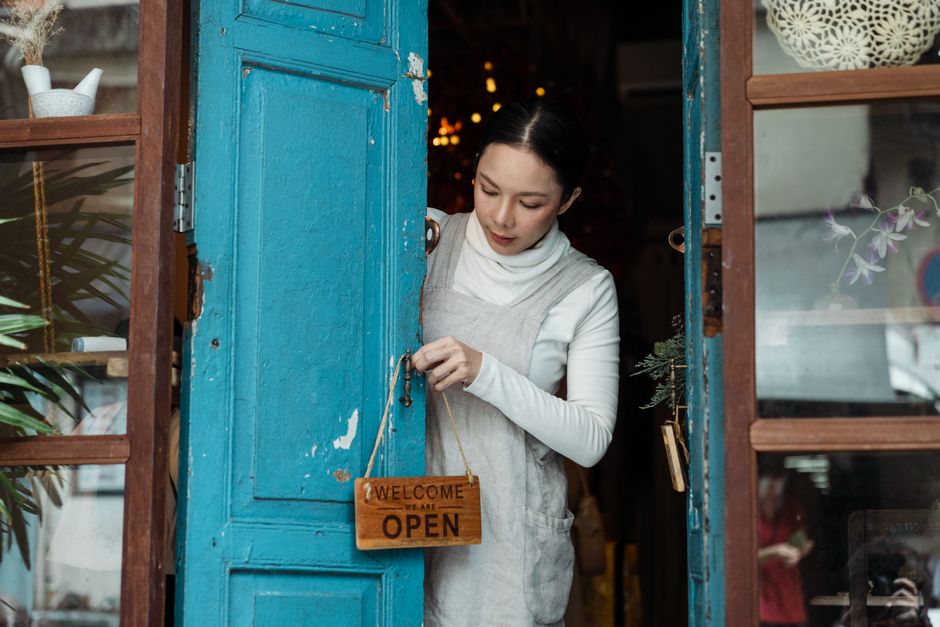 ネットショップの管理画面を操作する店舗オーナー