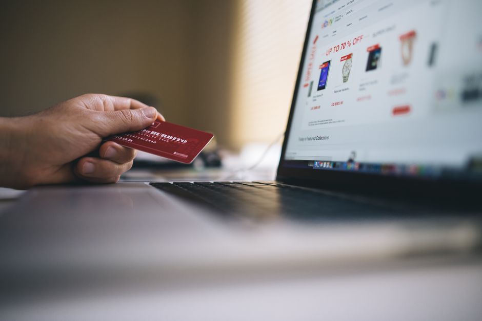 ECサイト構築の導入ステップをパソコンで進めるチーム