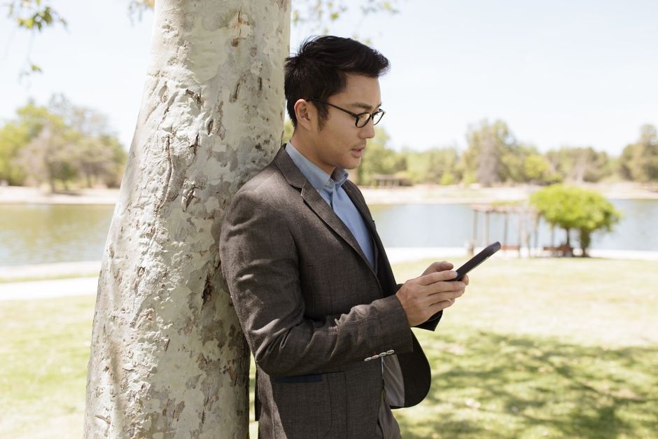 スマートフォンで求人サイトを確認するビジネスパーソン