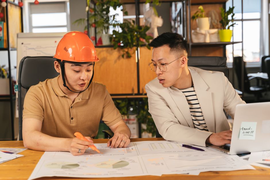技術商社の営業担当が顧客と打ち合わせをしている場面