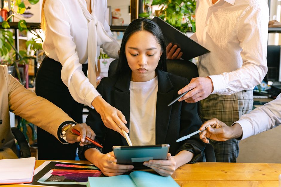 中小企業のチームが役割分担を話し合っている様子