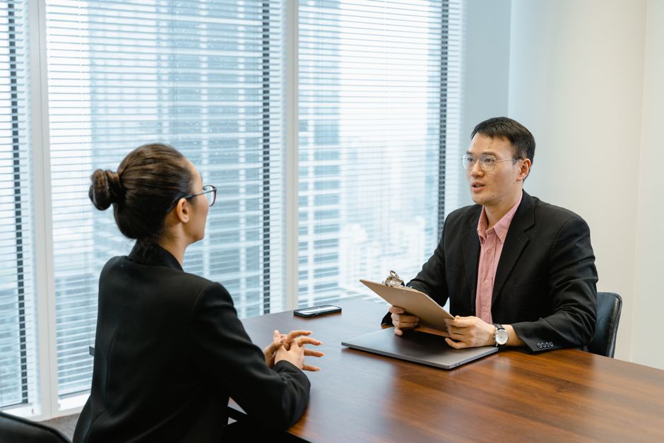 採用ページを確認するオフィスの担当者