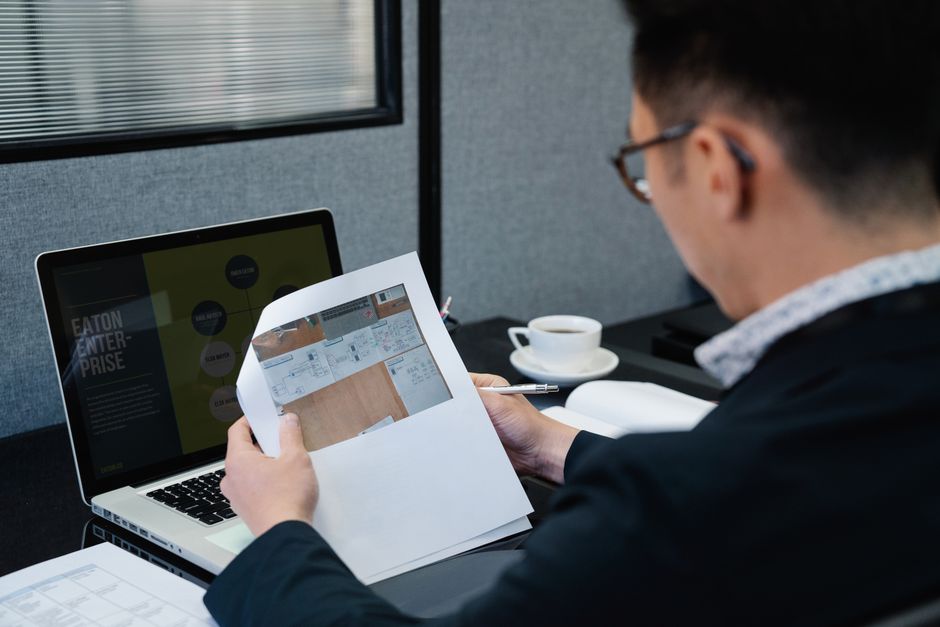 採用ページを確認する技術系求職者のイメージ