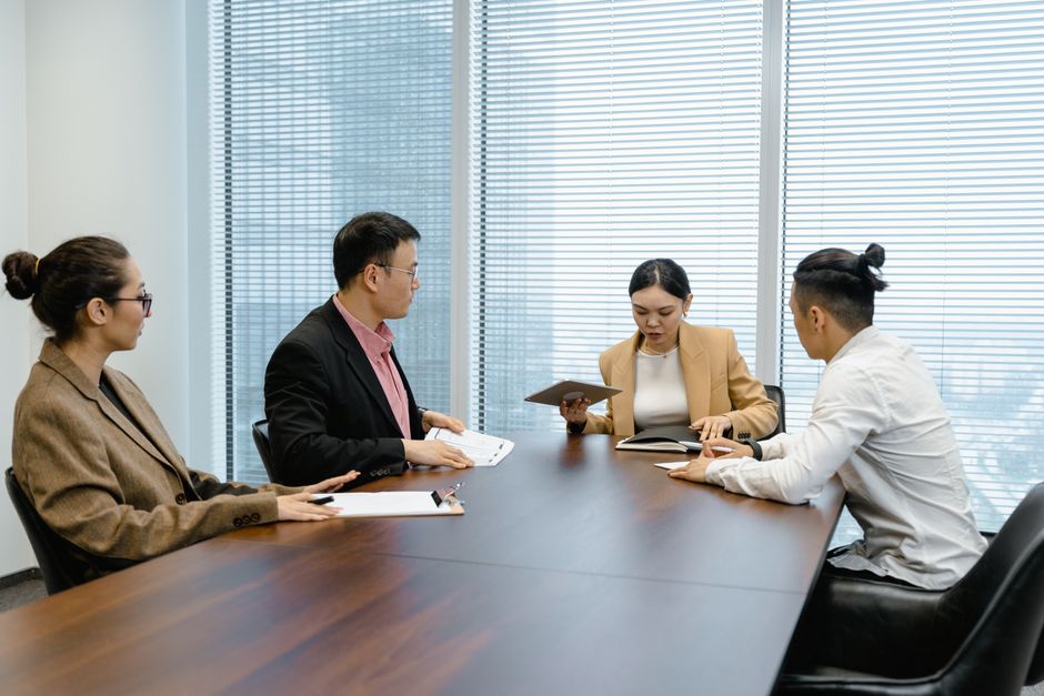 制作会社との打ち合わせでチェックリストを確認している場面