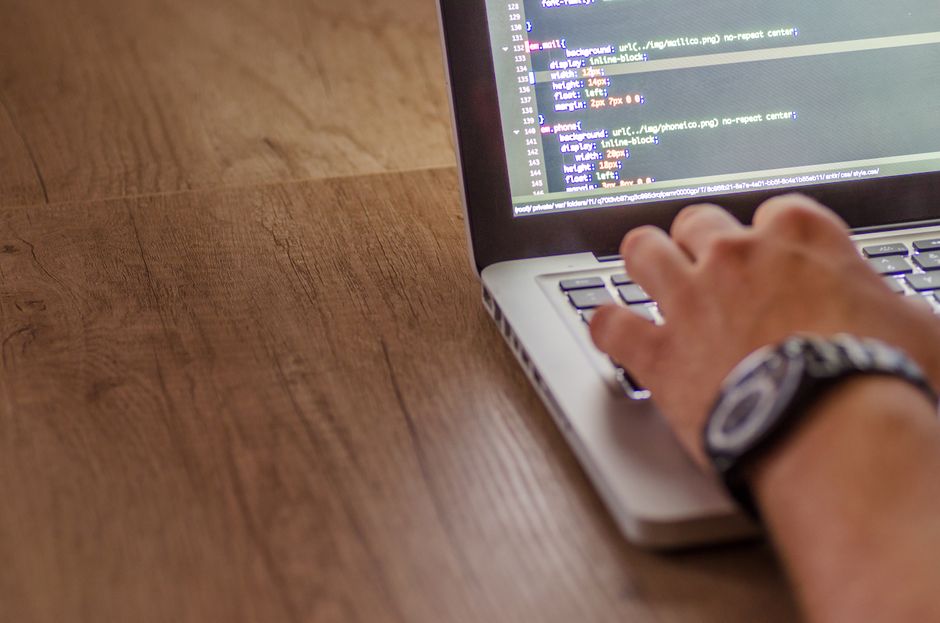 製造業のオフィスでPCを確認するWeb担当者