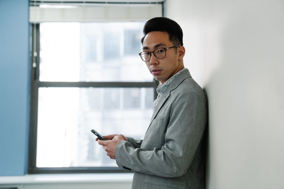 メール受信を確認するオフィスのビジネスマン